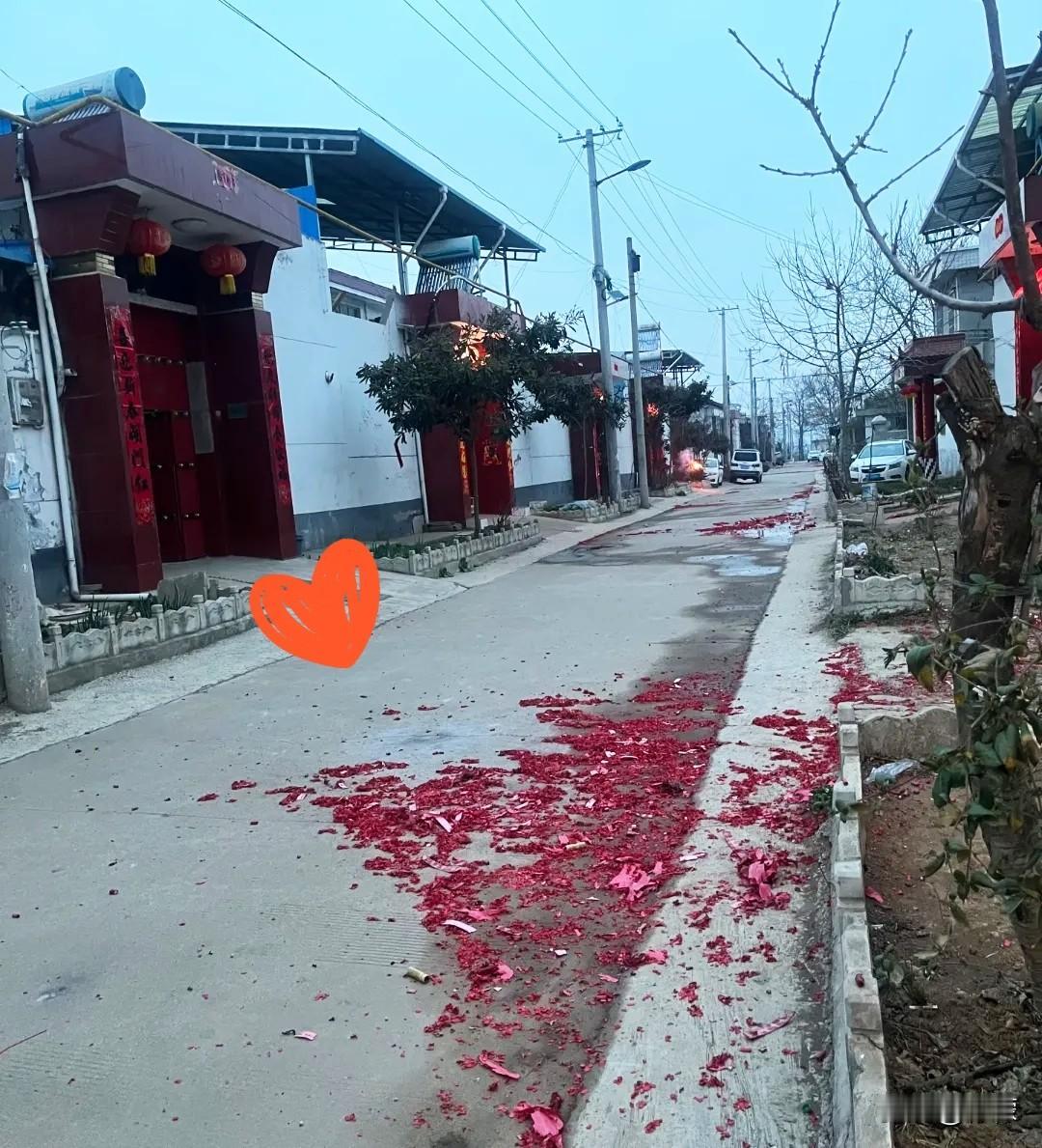 今天去拜年，发现个奇怪的现象，才正月初四，农村里早已人去楼空，冷冷清清的，空