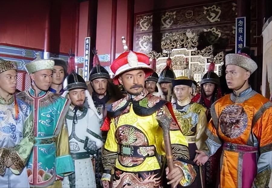 天命十一年八月，努尔哈赤死在叆鸡堡。这位汗王留下了十六个活到成年的儿子，可论分家