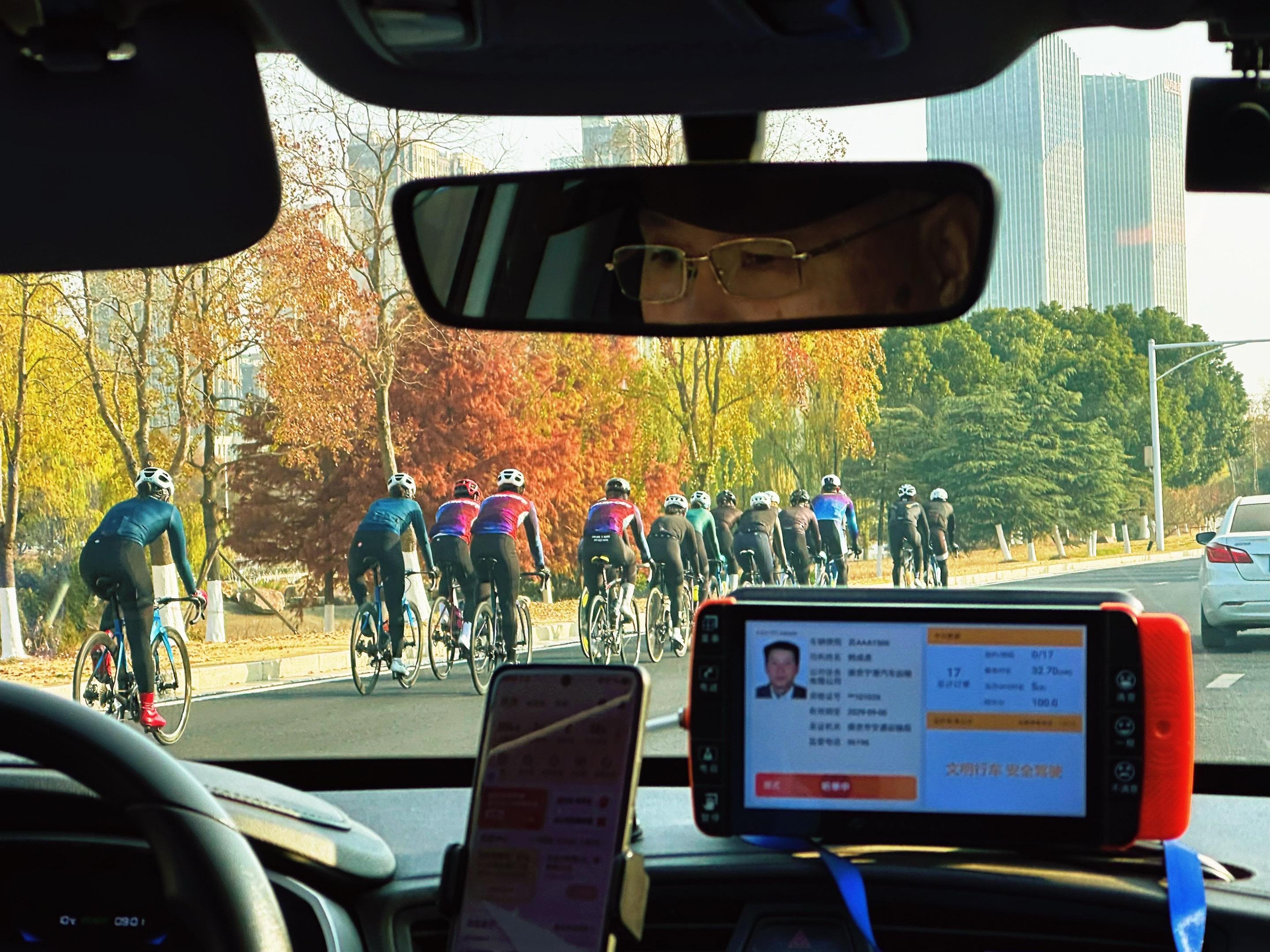 上班偶遇。开车的老登，坐车的中登，狂蹬自行车的一群小登……