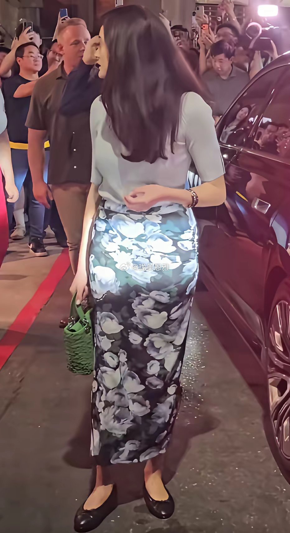 近日黄仁勋的女儿现身台北夜市漂亮大方上档次，围观群众纷纷拿手机拍照