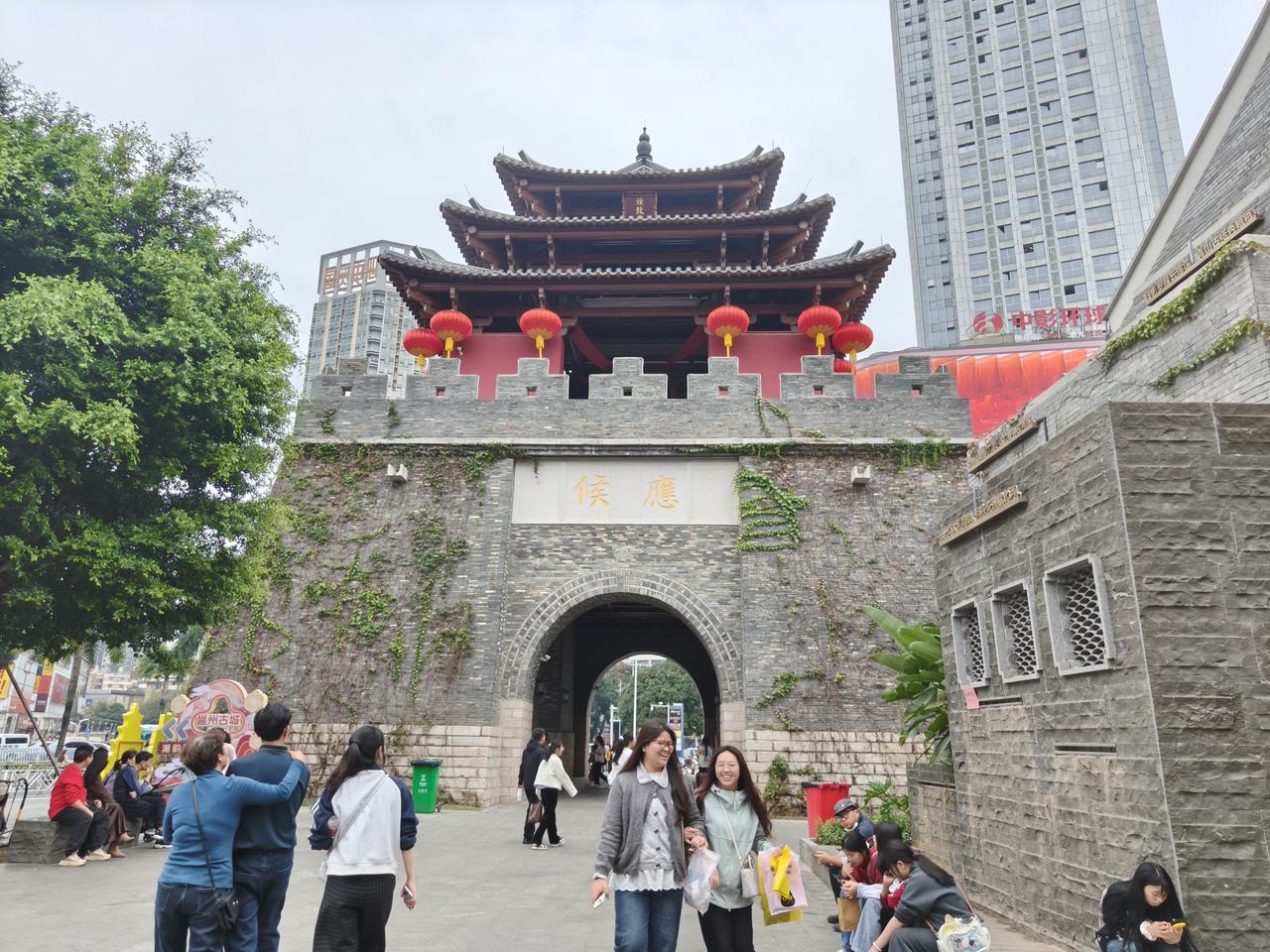 涅槃重生的南宁中山路，变得更加宽敞整洁，多了些现代都市的氛围，却缺少了些市井气息