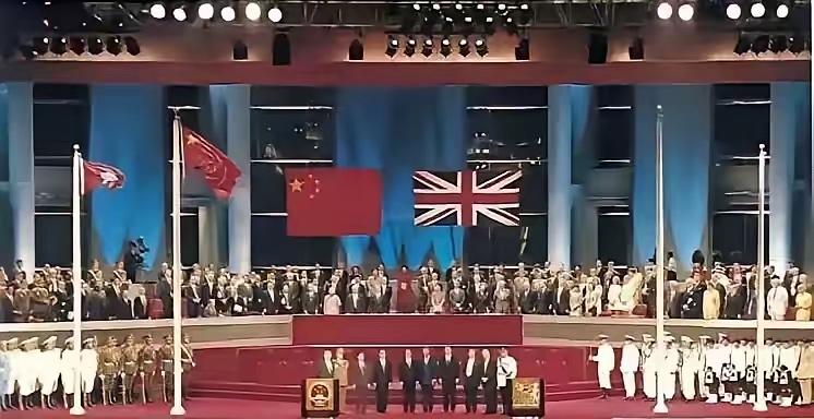 当年条约写得明明白白，香港岛是永久割让给英国的土地。依照近代殖民世界之惯例，割让