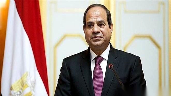 埃及总统塞西，当着所有人的面，干了件特离谱的事。他站在“2026埃及能源展”的