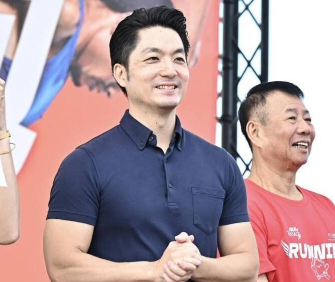 蒋万安出来表态了！对于郑丽文献花祭祀，有媒体问询蒋万安表示，马场町纪念公园出席统