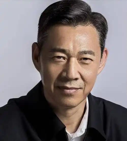 1993年，张丰毅给张光北打了个电话，语气特豪横：“叫上倪大红，赶紧来香港，哥带