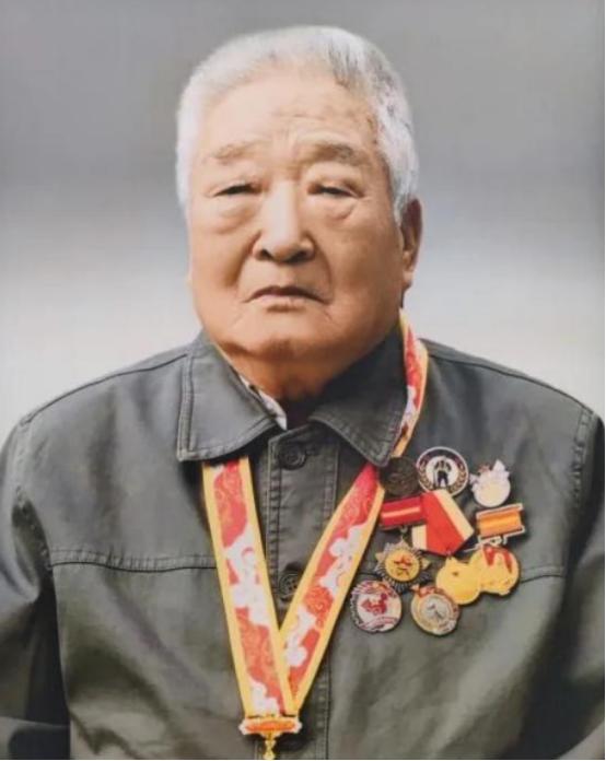 [点赞]云南一96岁退休教师去世，学校翻找资料才发现：这个老教师居然获得过3次