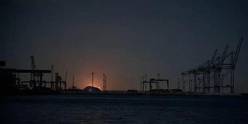 新罗西斯克港挨了9小时打，卫星图传回来，大家发现一件事儿：黑海舰队两艘护卫舰的垂