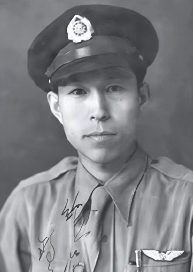 1944年，飞行员王光复在成功炸毁日军军列后，正准备返航，途中路过日军机场时，意