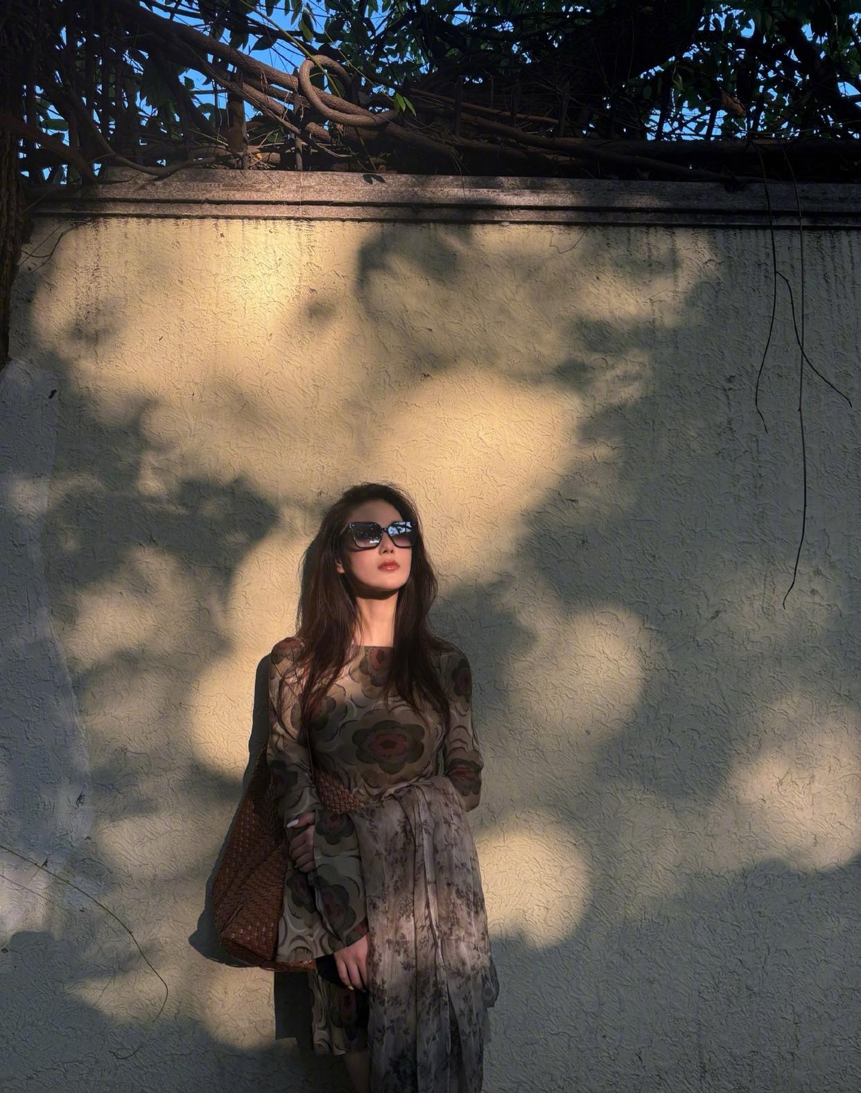 张馨予和妈妈处成了闺蜜，闺蜜型母女俩边吃边逛互相拍美照，感情简直不要太好。而且张