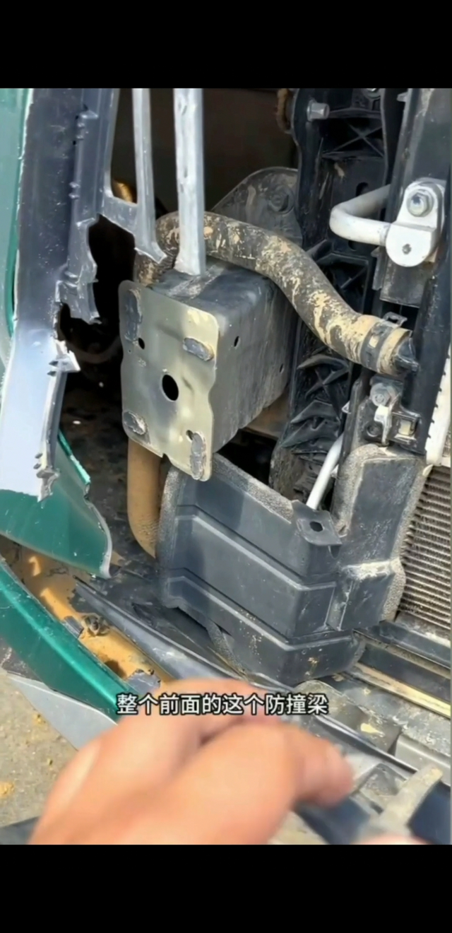 比亚迪宋prodm质量堪忧比亚迪宋prodm正常拖车情况下把防撞梁拖掉了，里面