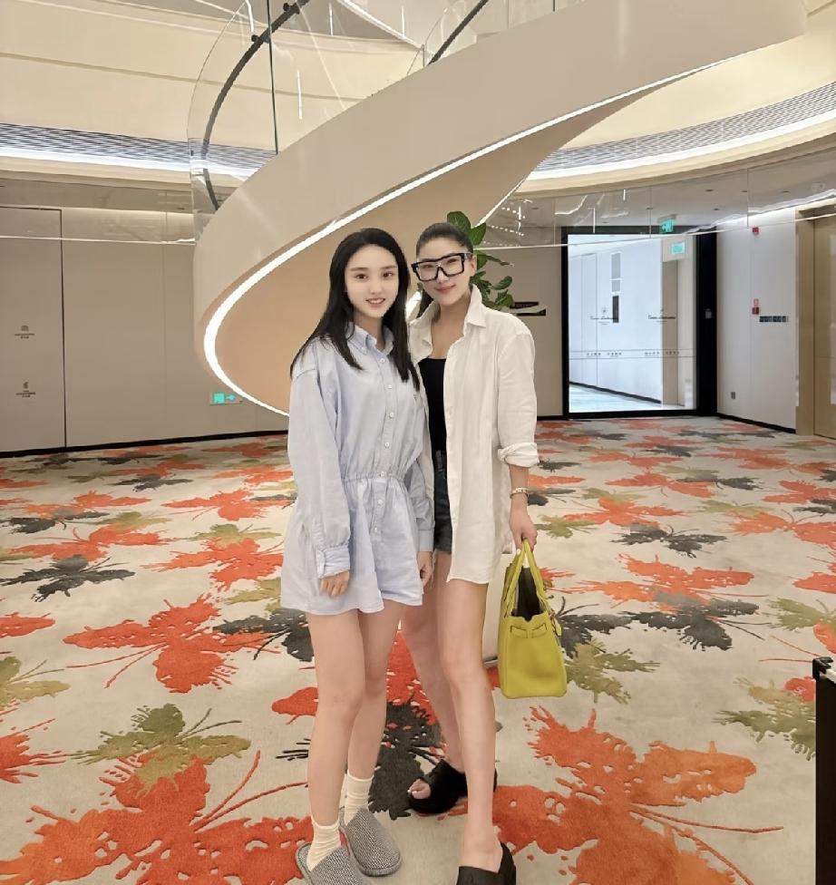 6月24日，谢贤前女友coco被偶遇，感觉她的气质远比不上以前和谢贤在一起时了，