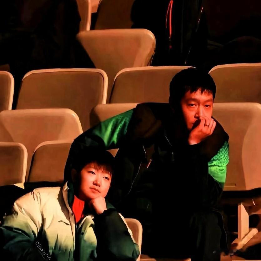 周启豪在赛场上看到队友受伤，立马推开工作人员，冲着他们大喊“别碰她，等医生来！”