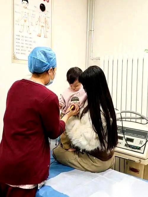 孩子嘴里长泡，眼屎糊眼，晚上睡觉像烙饼，翻来覆去。你心里急得冒火，抱去医院，医