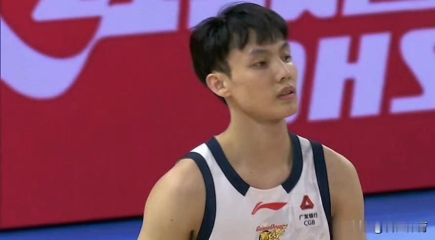 徐杰：谁能帮帮我？本以为这个赛季有了萨姆纳、奎因两名小外援的加盟，徐杰在场上