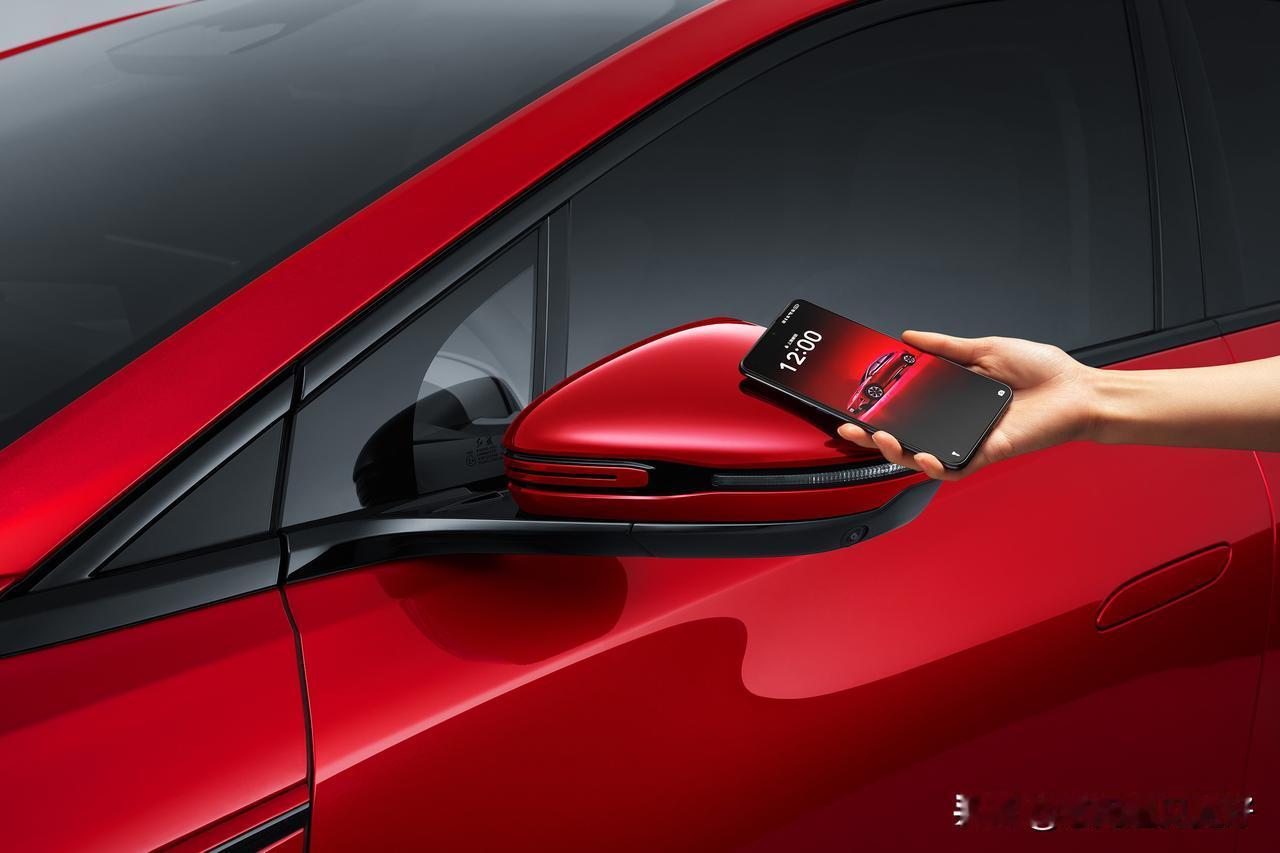 2025广州车展上比亚迪亮点超多，简直闪瞎眼！展位上，比亚迪毫无悬念地拿