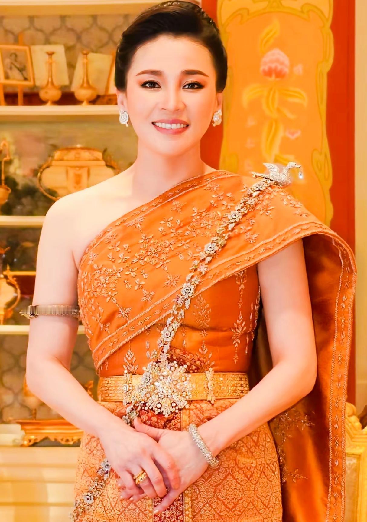 苏提达一身橘黄色的礼服，看上去很漂亮啊！礼服上的小装饰品，点缀的也恰到好处啊！