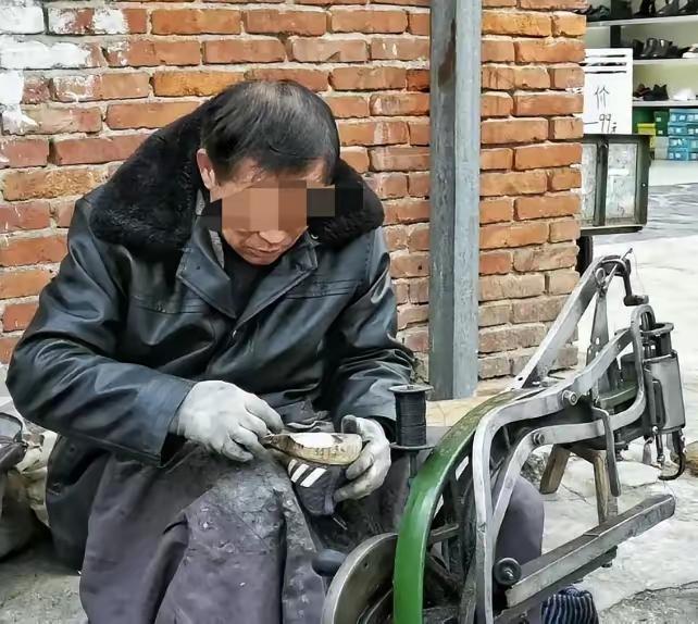 悲剧还是发生了！5月7日红星新闻报道，山东平度，一男子拿着新买的腰带到路边摊裁剪