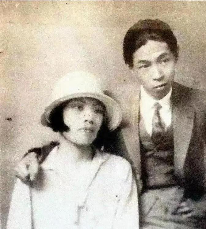 1928年，32岁的茅盾出轨23岁的女学生秦德君，不久秦德君便怀了孕，茅盾为难地
