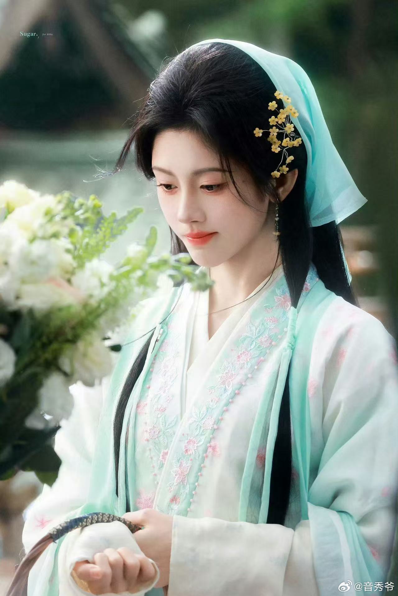 鞠婧祎西装短裤鞠婧祎OL风鞠婧祎这套西装短裤造型也太好看了，卡其色西装搭配格纹