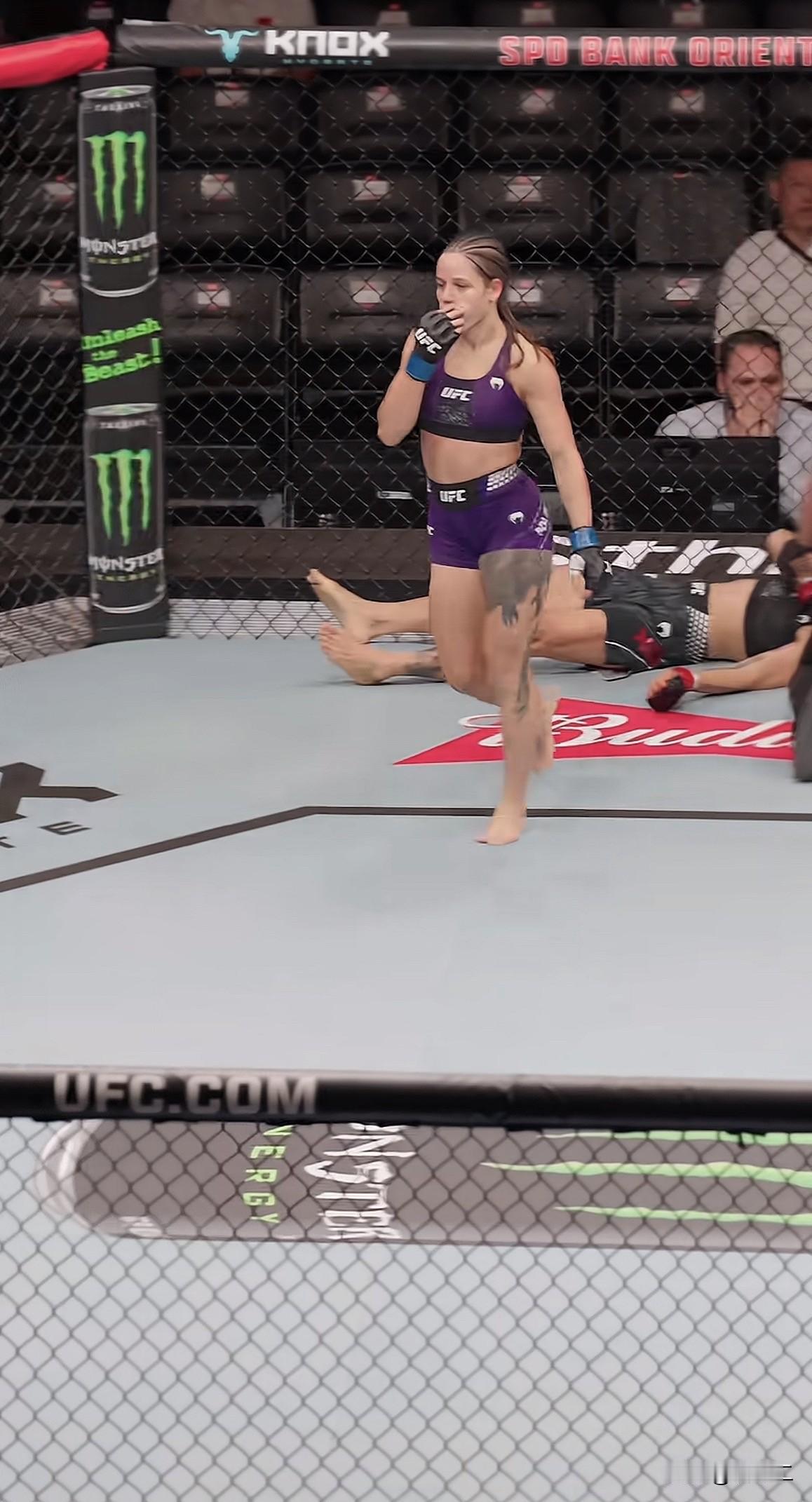 UFC熊竞楠8月29日上海站被外国拳手，一个高边腿重击KO全场沸腾，事后网上铺天