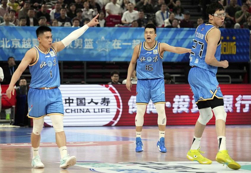 周琦感受自家篮筐就是亲切 25日晚，在北汽男篮主场以88比75战胜浙江稠州银