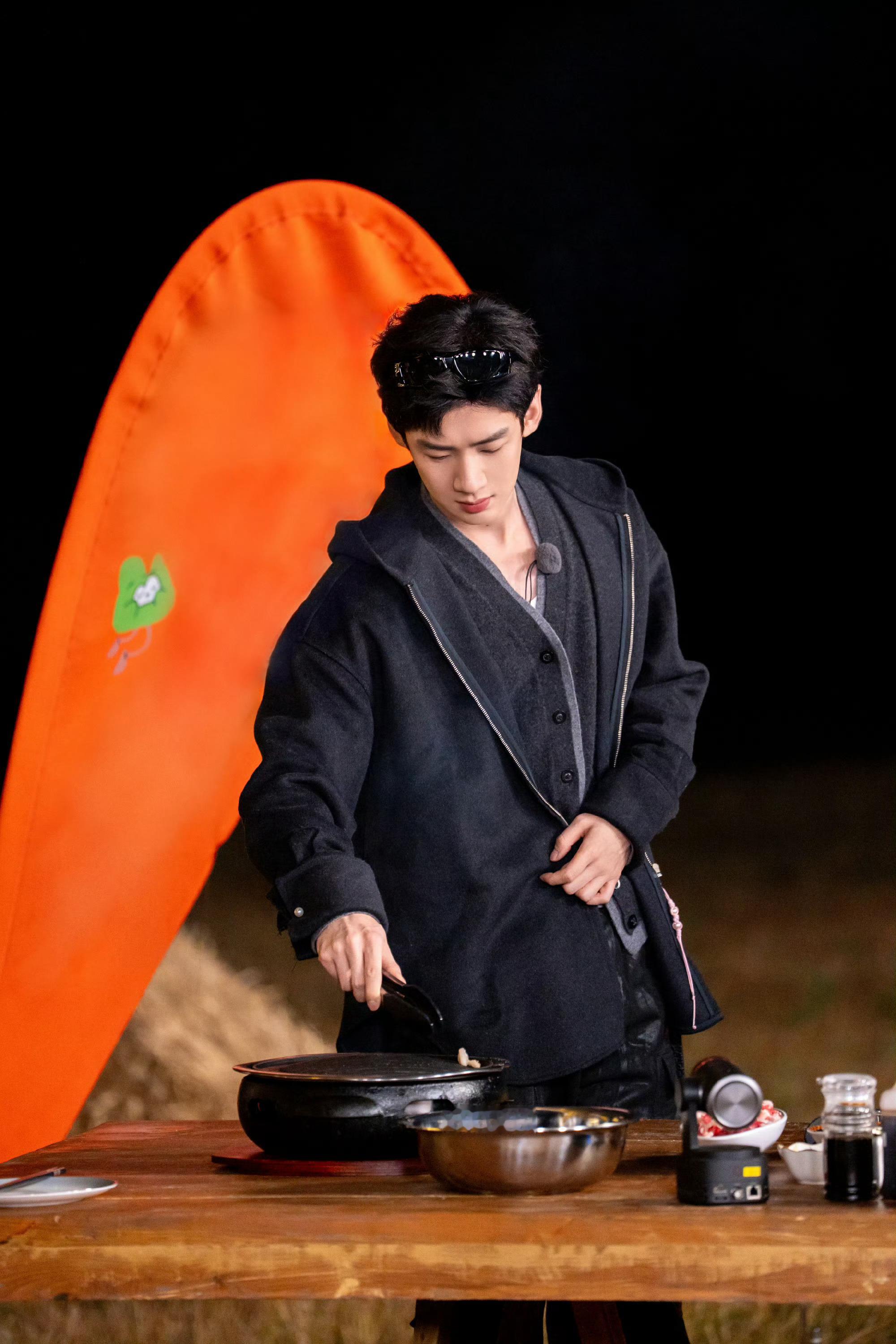 小花猫白敬亭，哈哈哈太可爱了，这下真是黑脸了