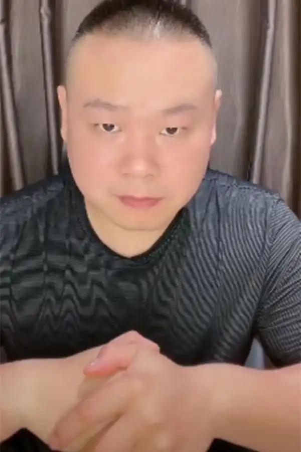 一次节目录制现场，主持人向岳云鹏抛出一个尖锐问题：“对中国男足有什么看法？”岳云