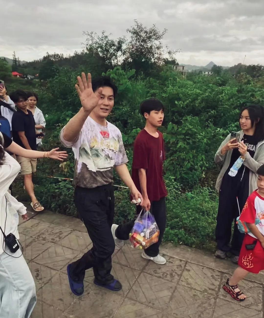 李现贵州山区录节目，穿搭花色体恤配黑色长裤，脚穿蓝色拖鞋整的人看脏兮兮，也不利索