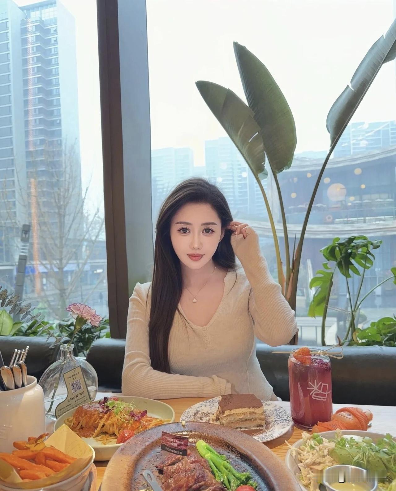 都市中的精致午后，美食与美景相伴