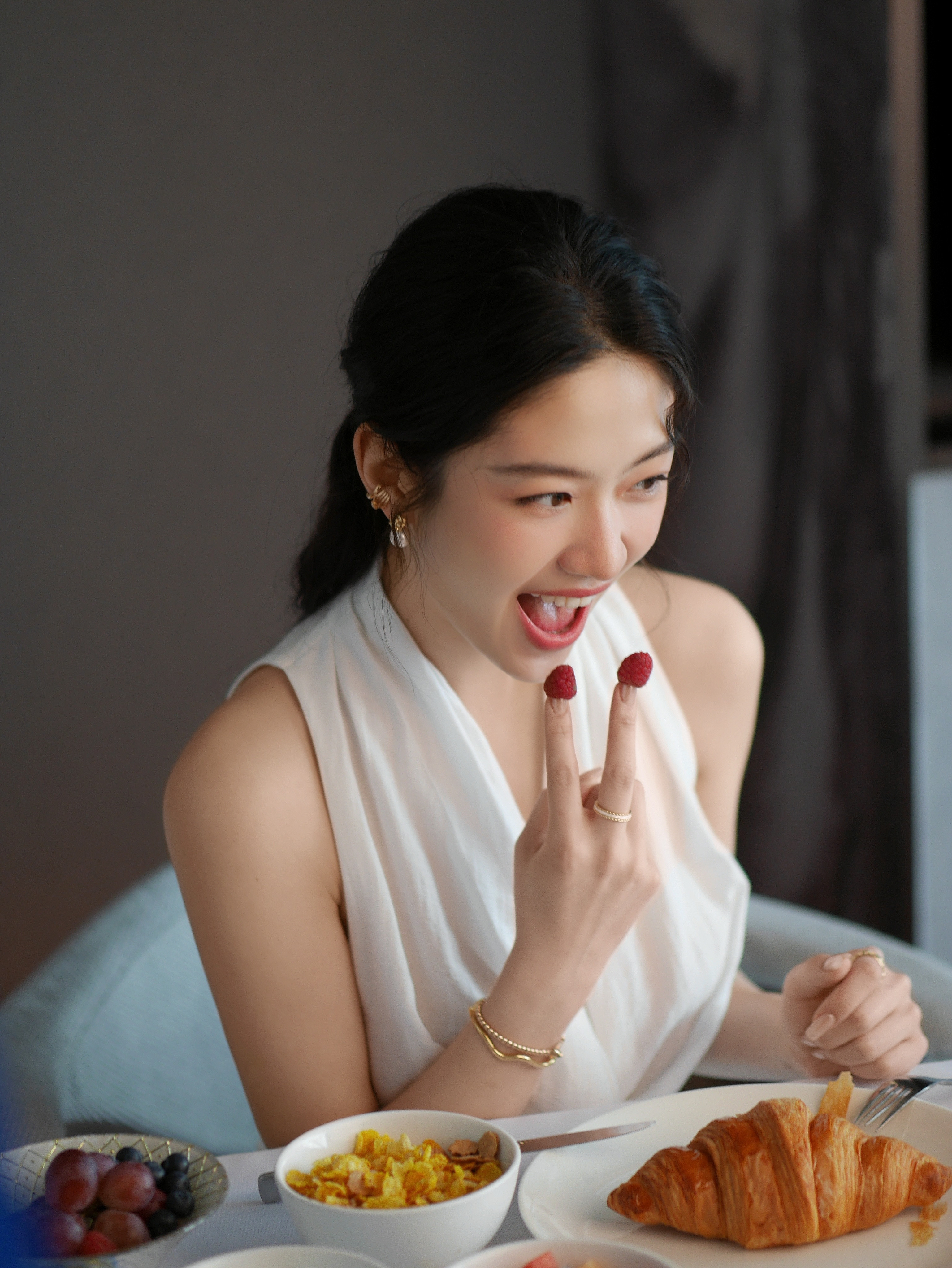 向涵之. 纯白挂脖衬出流畅肩颈，温婉气质浑然天成
