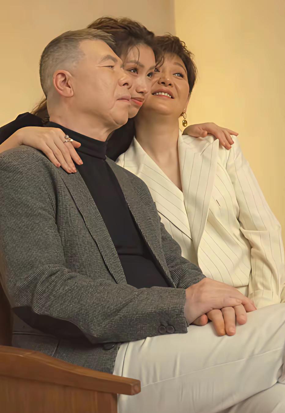 最近看到冯小刚一家合体拍杂志的照片，那氛围尴尬得都快溢出屏幕了。照片里冯小刚全