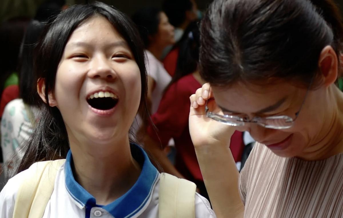 一个天津女孩查完高考分数，全家人笑了。只有300多分。这两天各地陆续出分