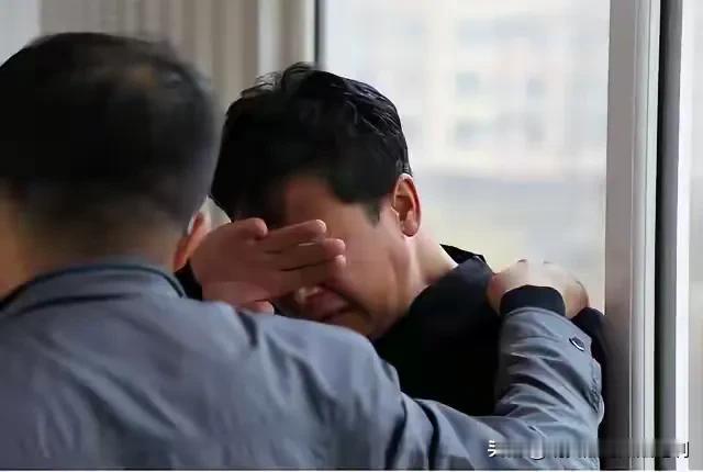 甘肃榆中，男子跟朋友喝完酒回家，父亲说了他两句，男子受不了，就跟父亲吵了起来。期