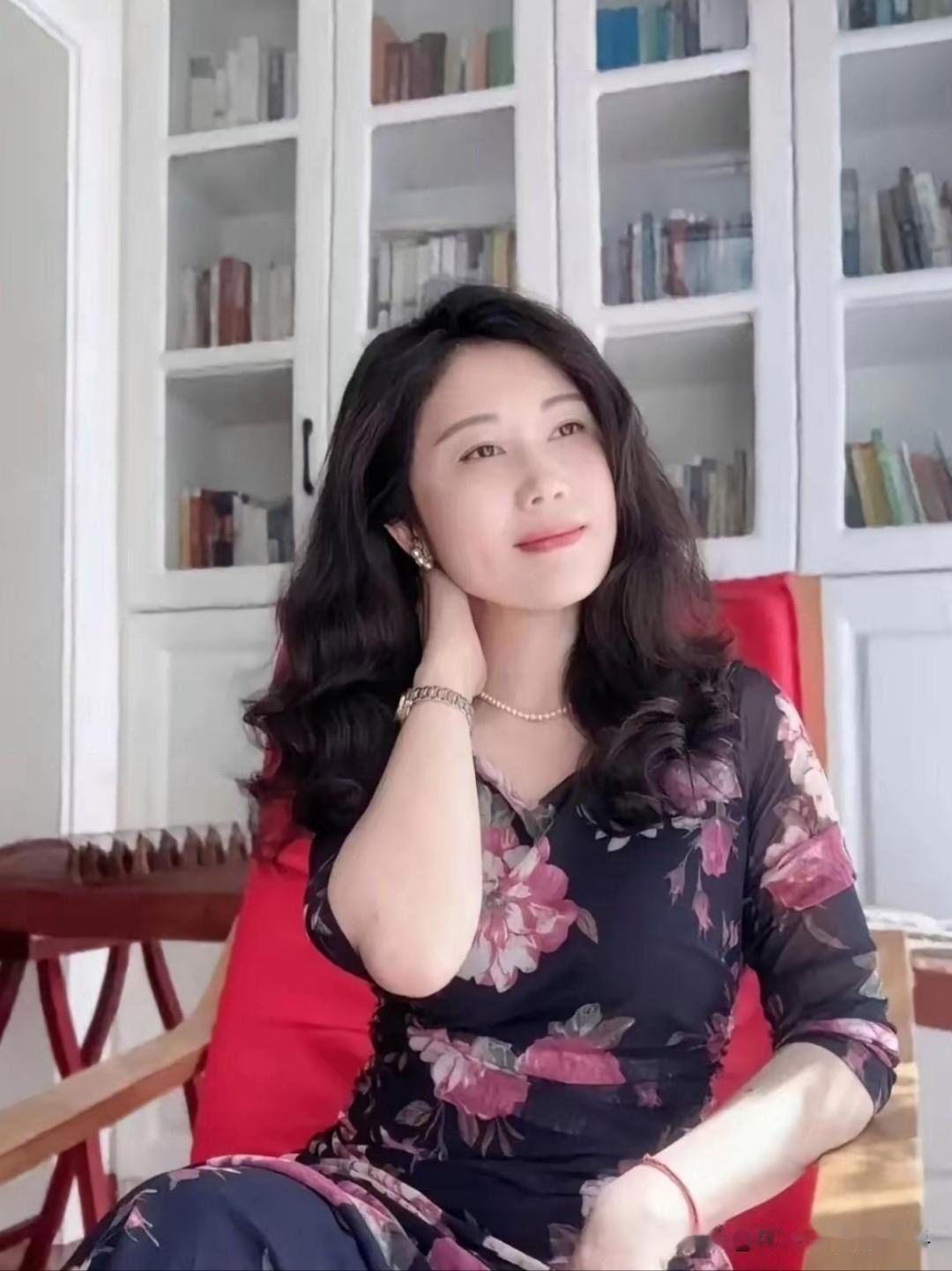 现在看来，女性只要过了五十岁命运基本定型了。​​其一，生理上，五十岁