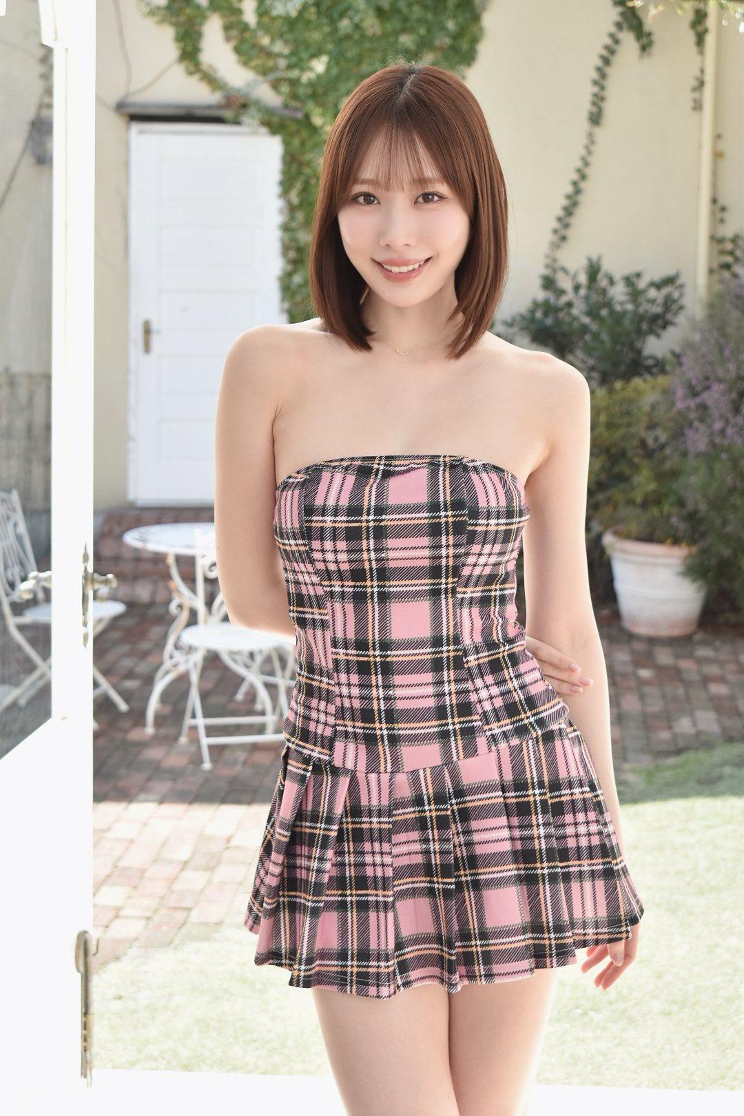 甜美少女风，格子连衣裙，阳光下的清新笑容