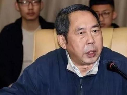 “晚一秒就万劫不复！中国该立刻向美国低头，交出发展权才能保命！”很多人现在再回头