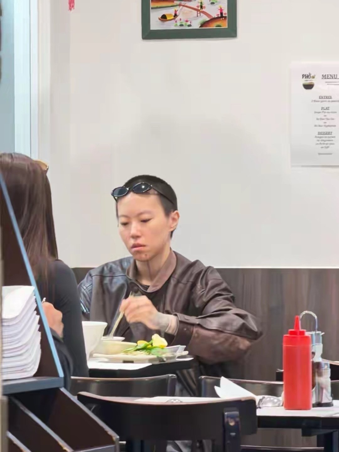 网友巴黎偶遇了窦靖童和宋妍霏，她俩还在一起吗？