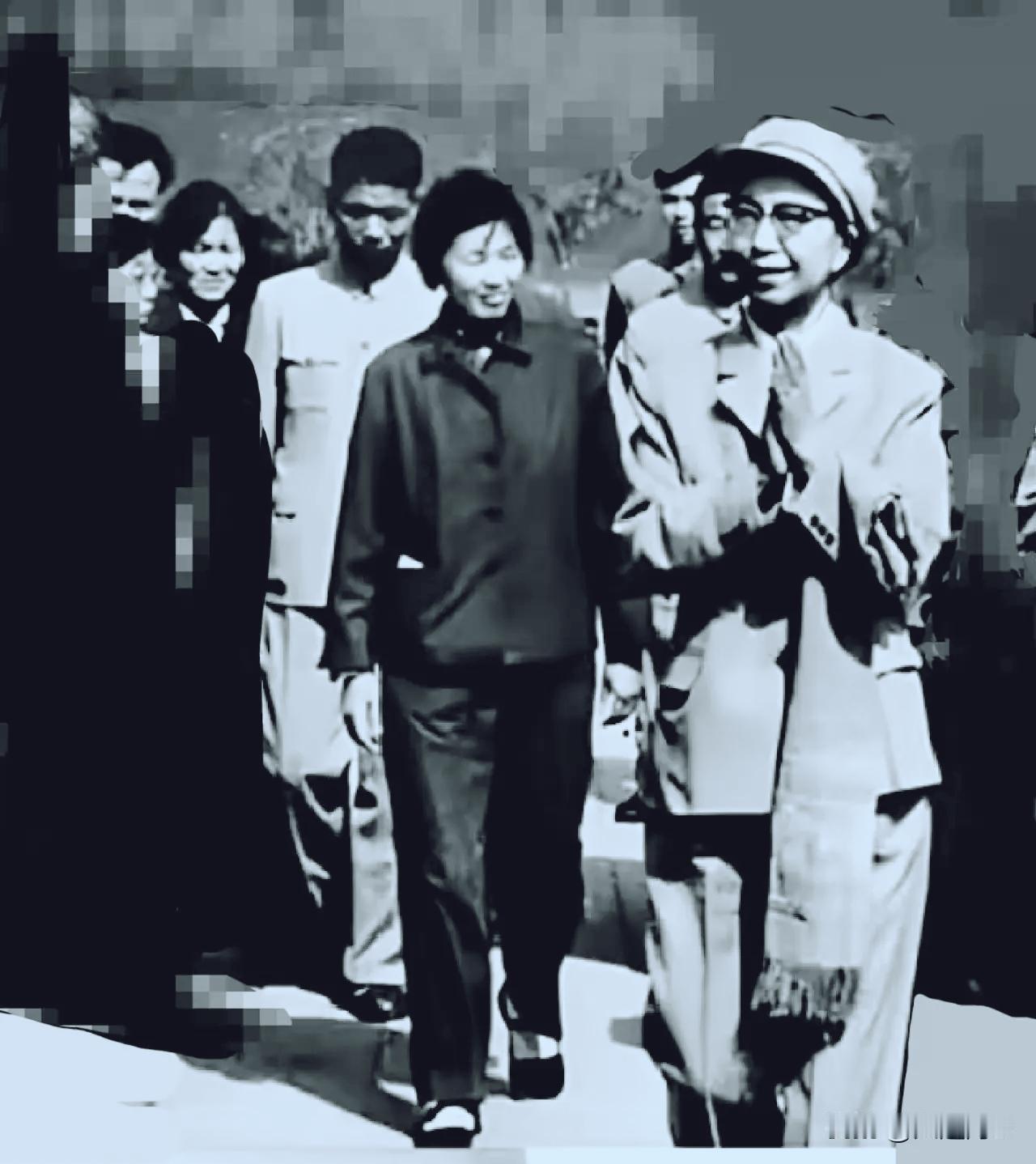 那时,由于毛主席对自己严格要求,好长时间,她很少公开露面…那一代人的经历青涩