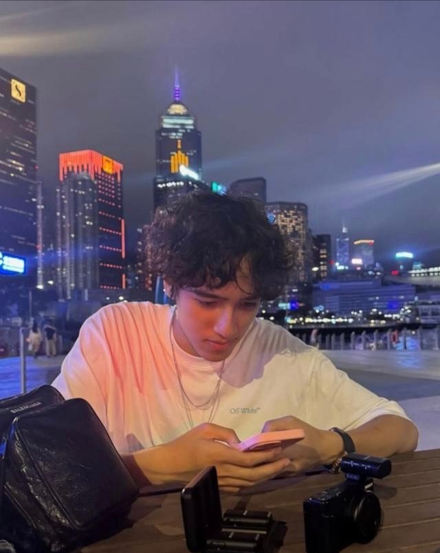 李克勤19岁大儿子回香港过暑假，一头卷发五官立体，越长越像老爸