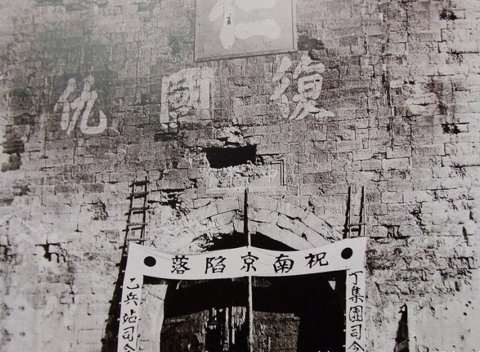 飞扬军事1937年12月13日清晨，南京城防彻底崩解，日军多路部队同步突破城垣、