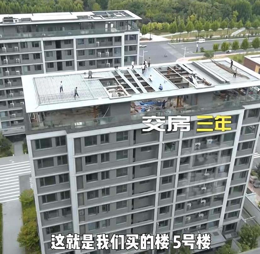 河南周口，一男子买了某小区9楼顶层，竟私自加盖第10层，把整个天台变成自