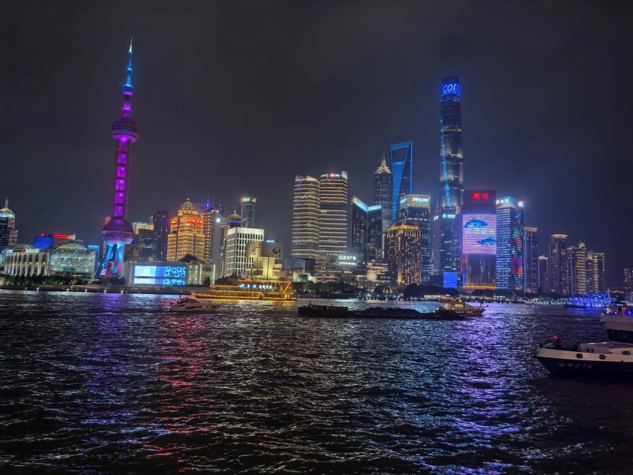 今天收到一个客户的吐槽，她去某政府单位窗口办事，但该政府单位没有自己的办公地点，