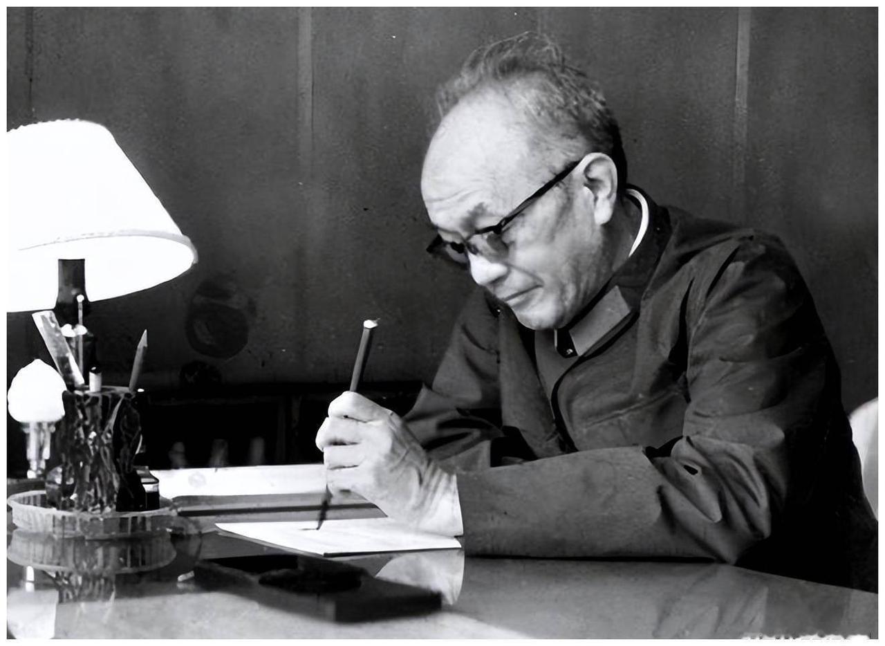 1935年，彭德怀把重伤外甥留在草地，给了200大洋，19年后，彭德怀收到外甥来