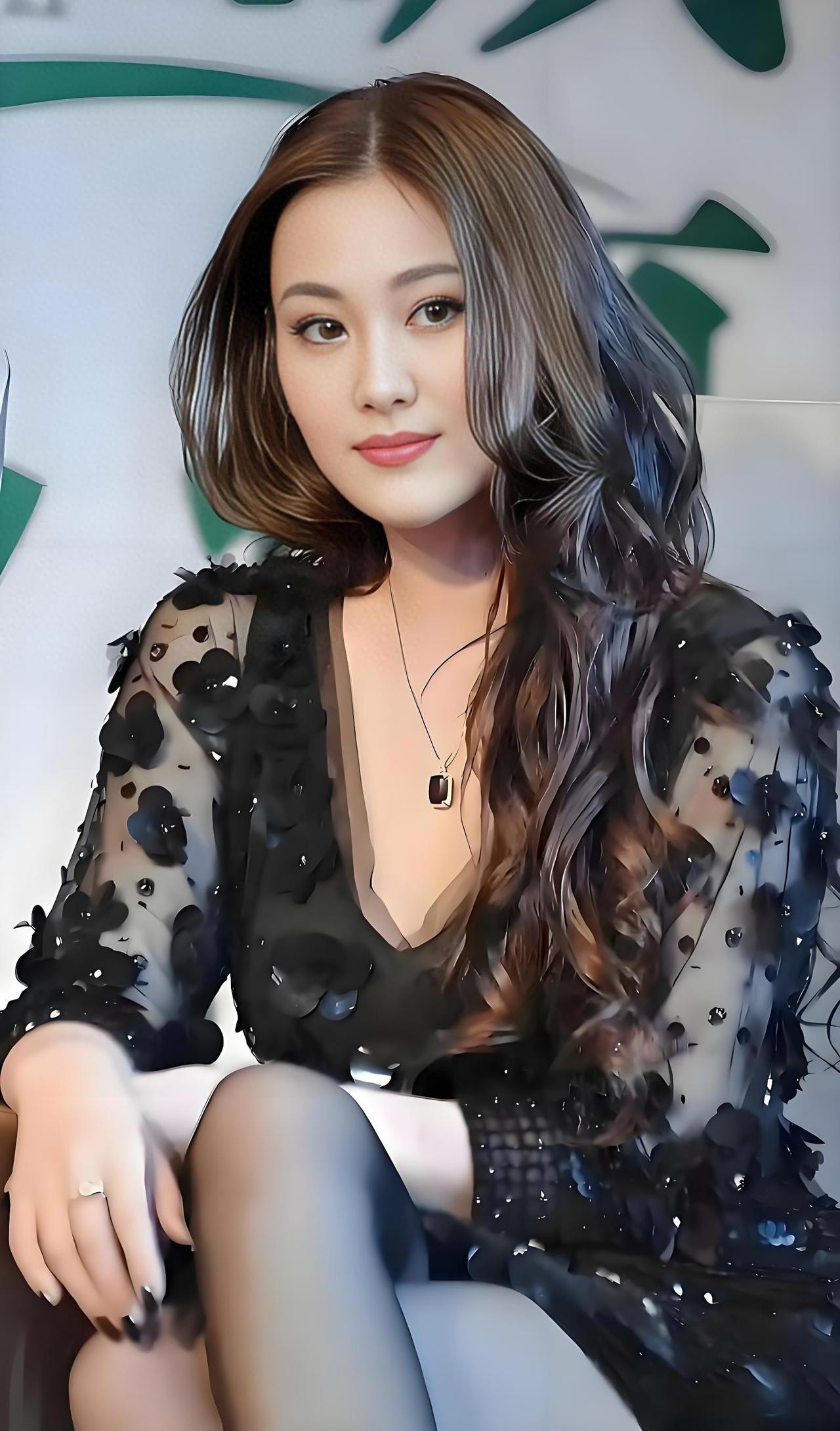 嫁给何捷之后的张馨予，像是把日子过成了人人艳羡的世外桃源。作为演员，张馨予不再被