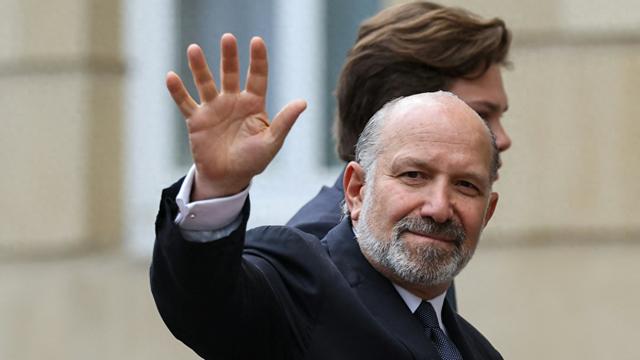 最近美国和瑞士的贸易谈判谈崩了，主要是瑞士那边不肯让美国插手自己的投资方向，非要