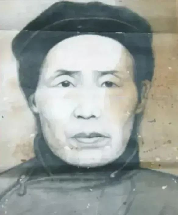 1928年，一红军战士被敌人追捕时，被好心农妇藏在家中。然而，听到敌人悬赏200