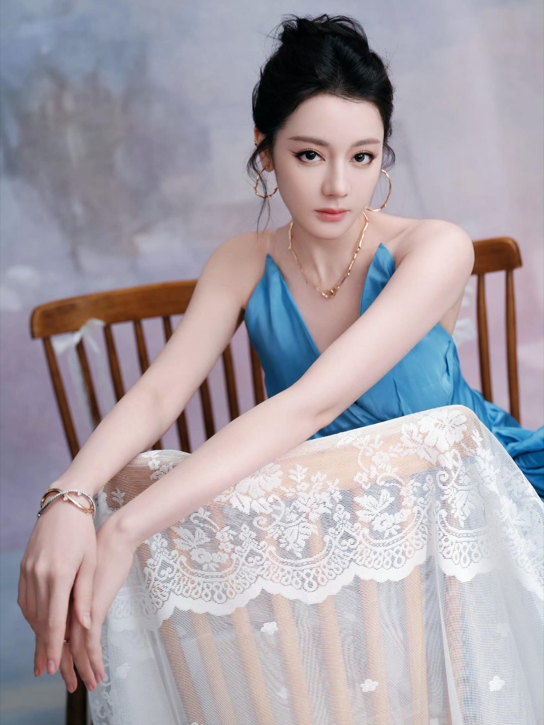 迪丽热巴的迪奥蓝色造型巴巴就这样美翻全场！