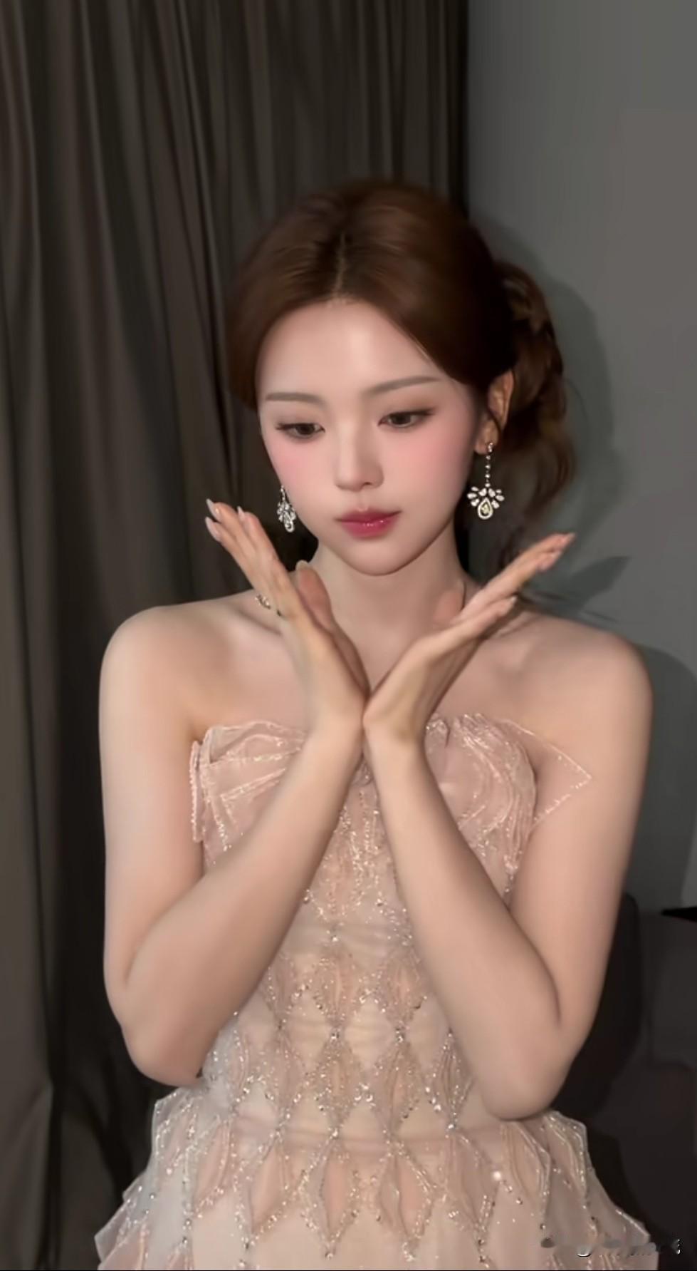 杨超越撒娇的样子真的是要把人萌晕，让人美到失语，而且这套公主妆也太显公主了，一点