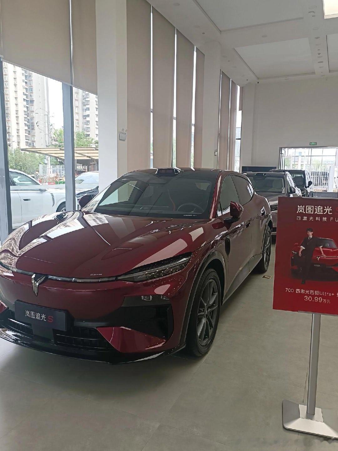 终于抽空来店里看新款岚图追光S了！说实话，网上刷再多评测、看再多高清图...