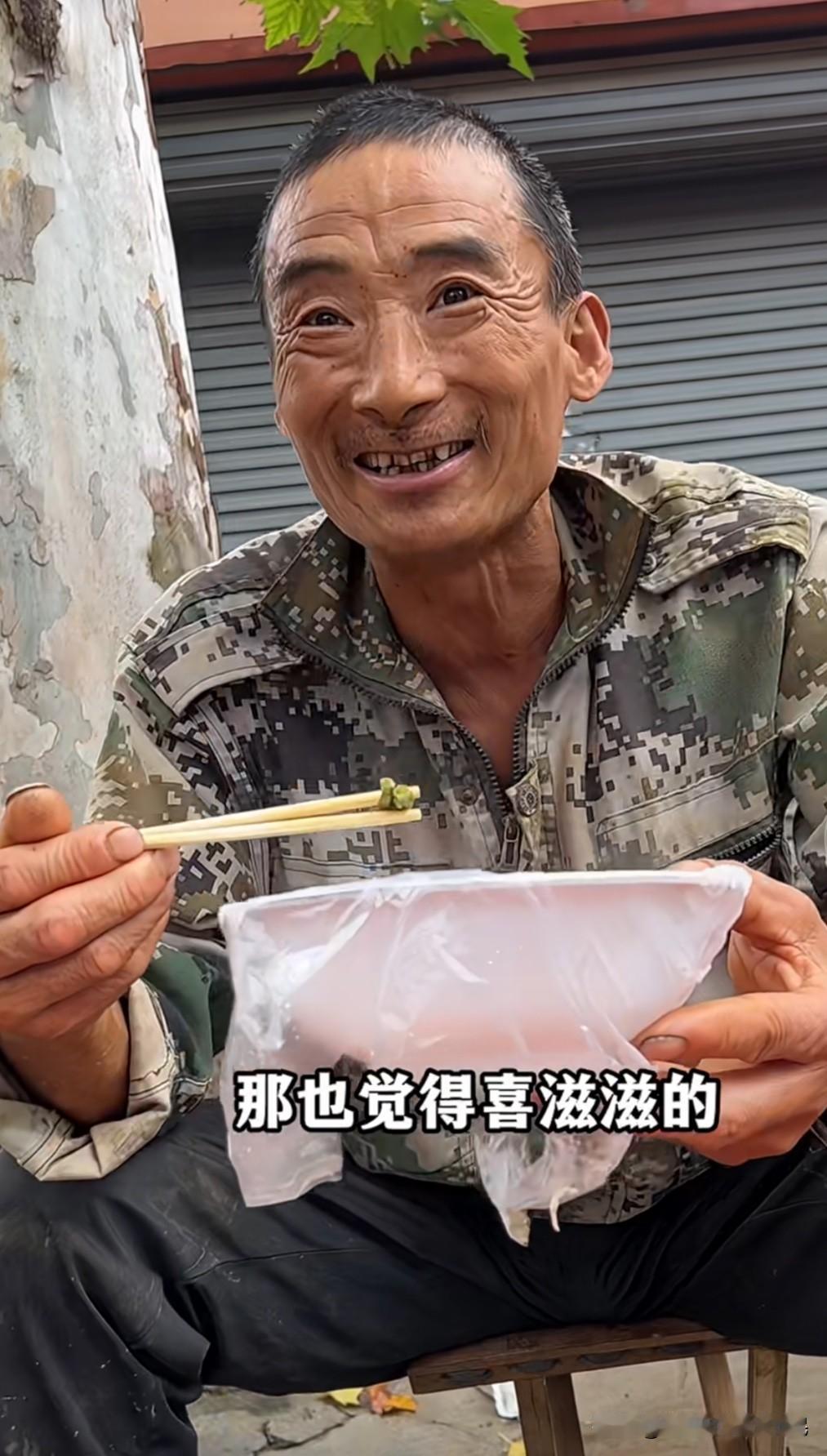 这位大叔家有七个孩子，他是一个富有的人四个男孩，三个女孩他说之所